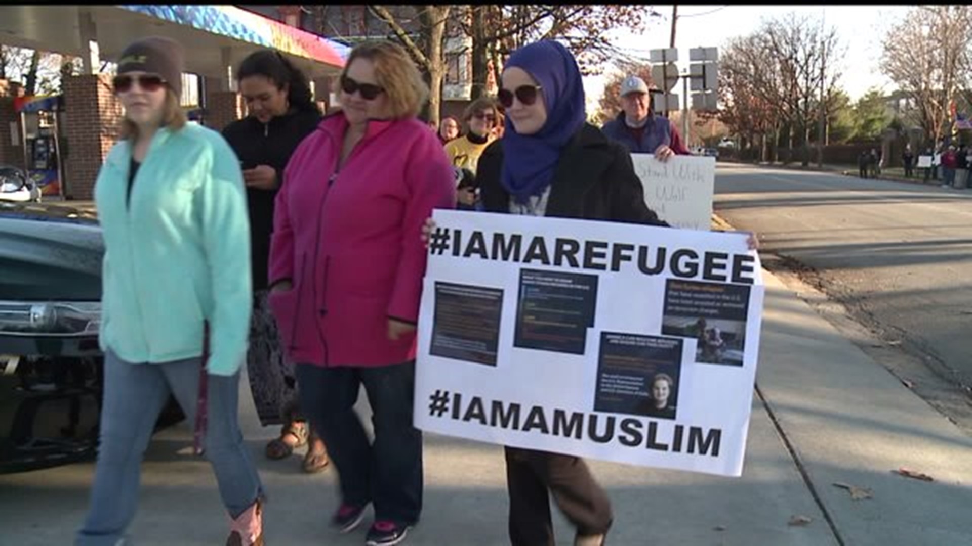 Rallies held in support of Syrian refugees and against them