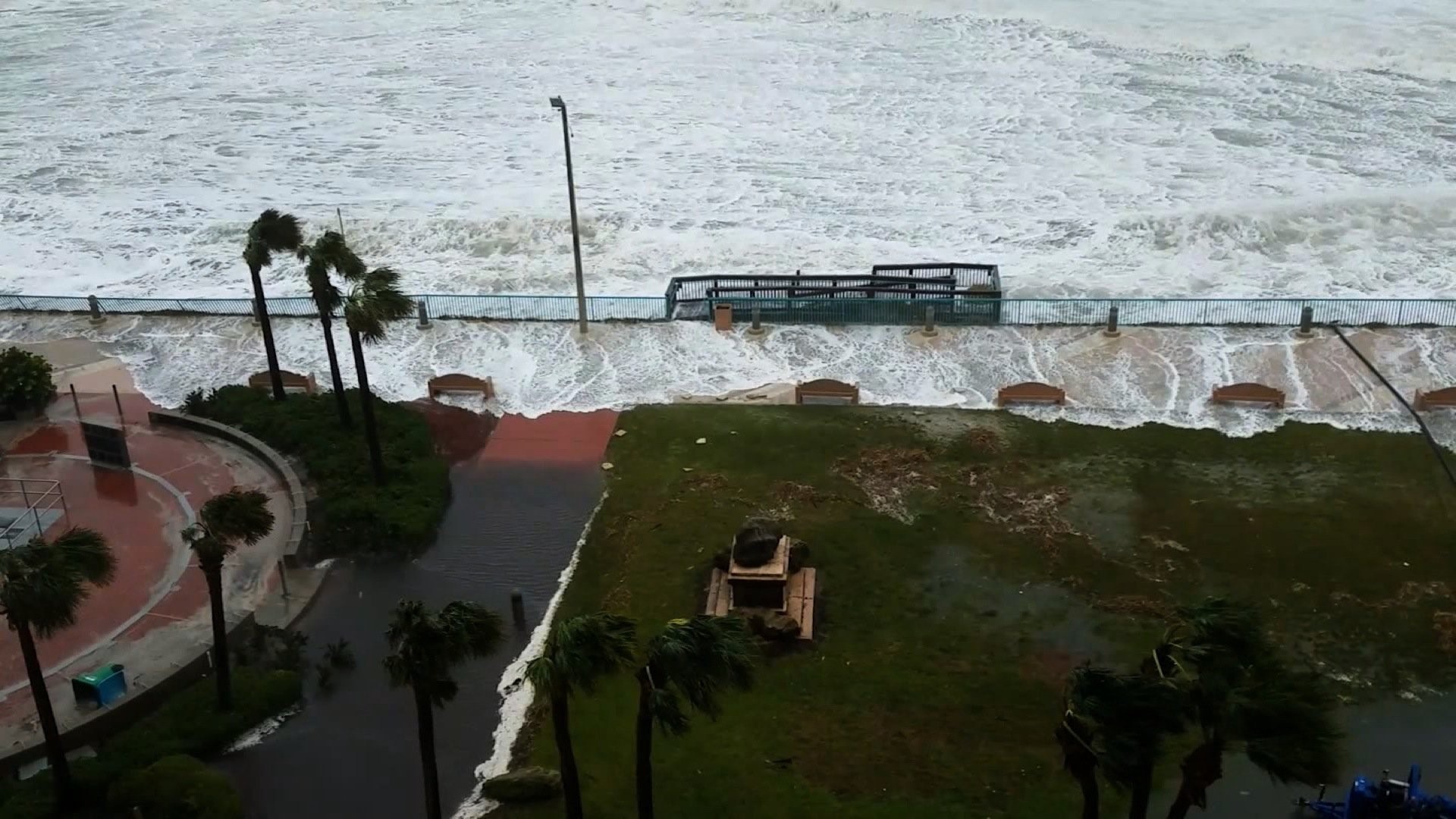 Hurricane Matthew lashes coast of Florida, has Jacksonville in its ...