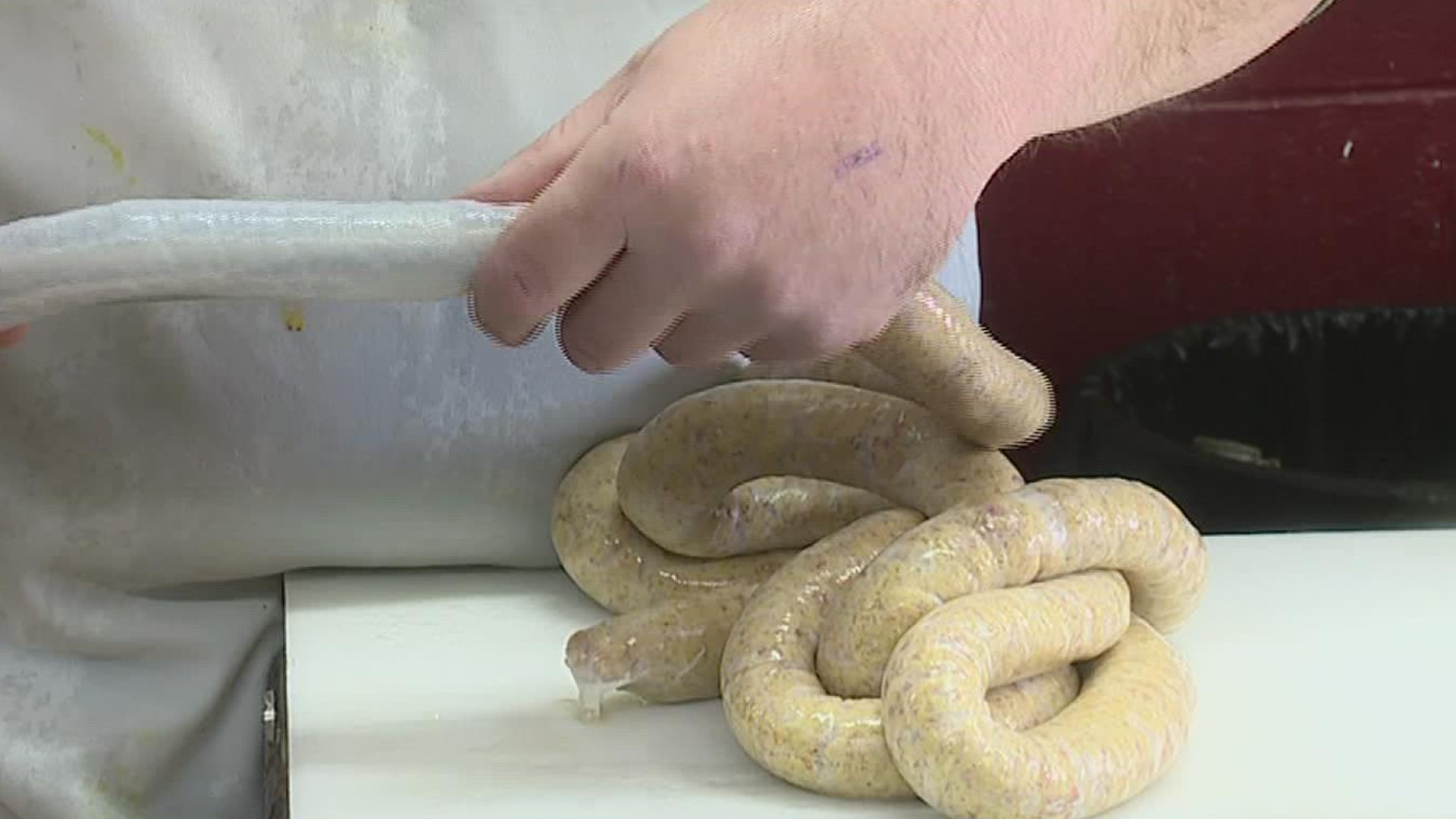 Breakaway Farms and Butchery is selling sausages in the colors of the Ukrainian flag to raise funds for Ukrainian refugees.