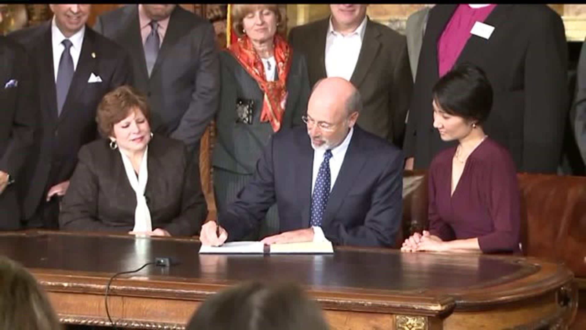 Gov. Wolf signs Executive Order raising minimum wage for state workers, contractors