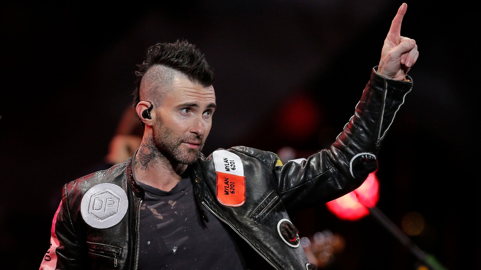 Adam Levine apologizes after fans criticize Maroon 5 for a weak