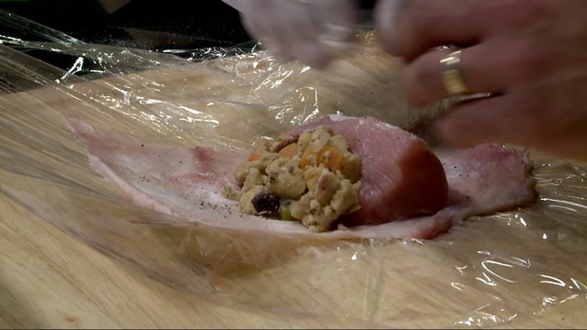 Willow Valley chef tackles preparing the turkey in the FOX43 Kitchen