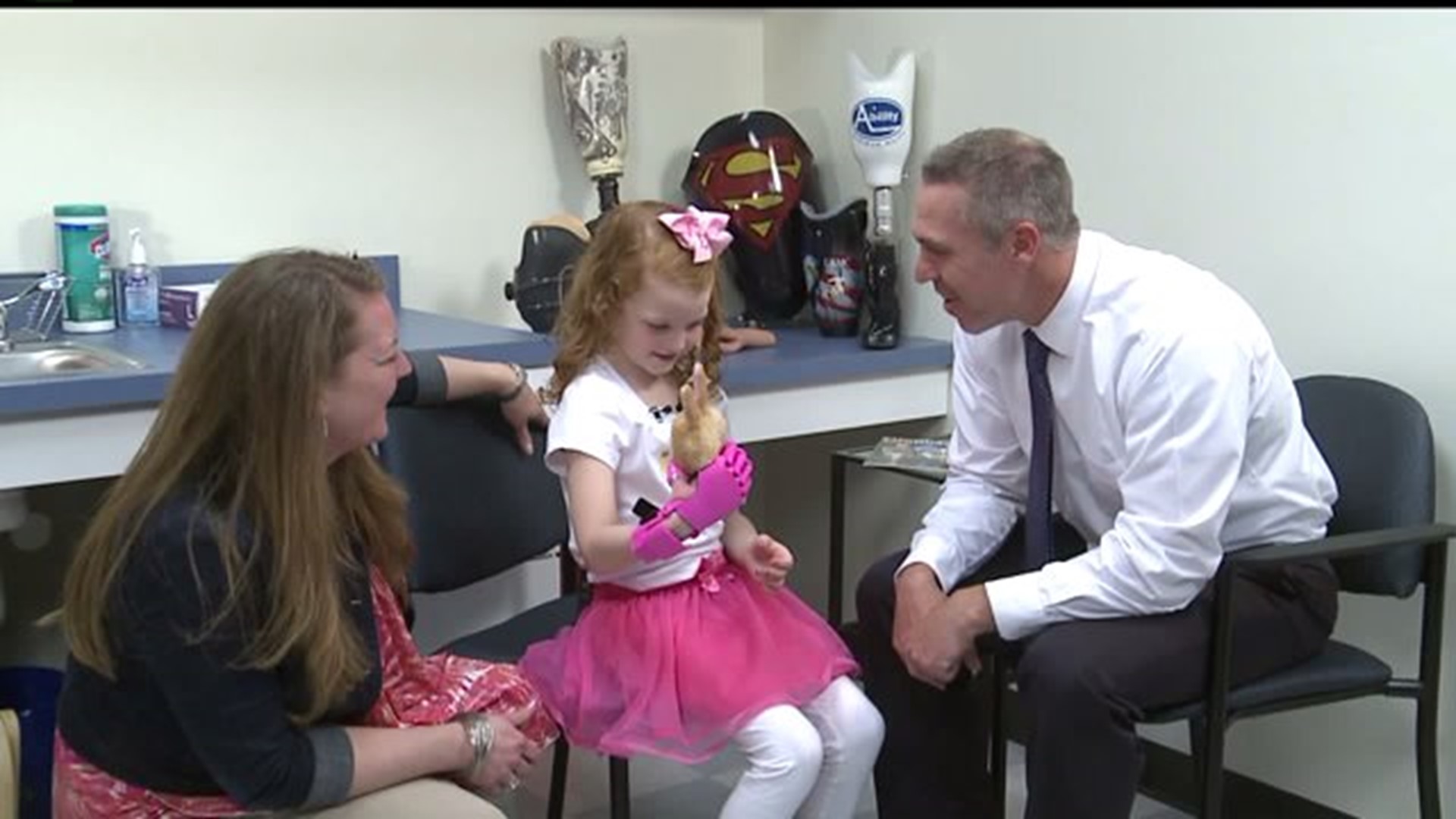 5-year-old born without fingers gets 3-D printed hand from Mechanicsburg firm
