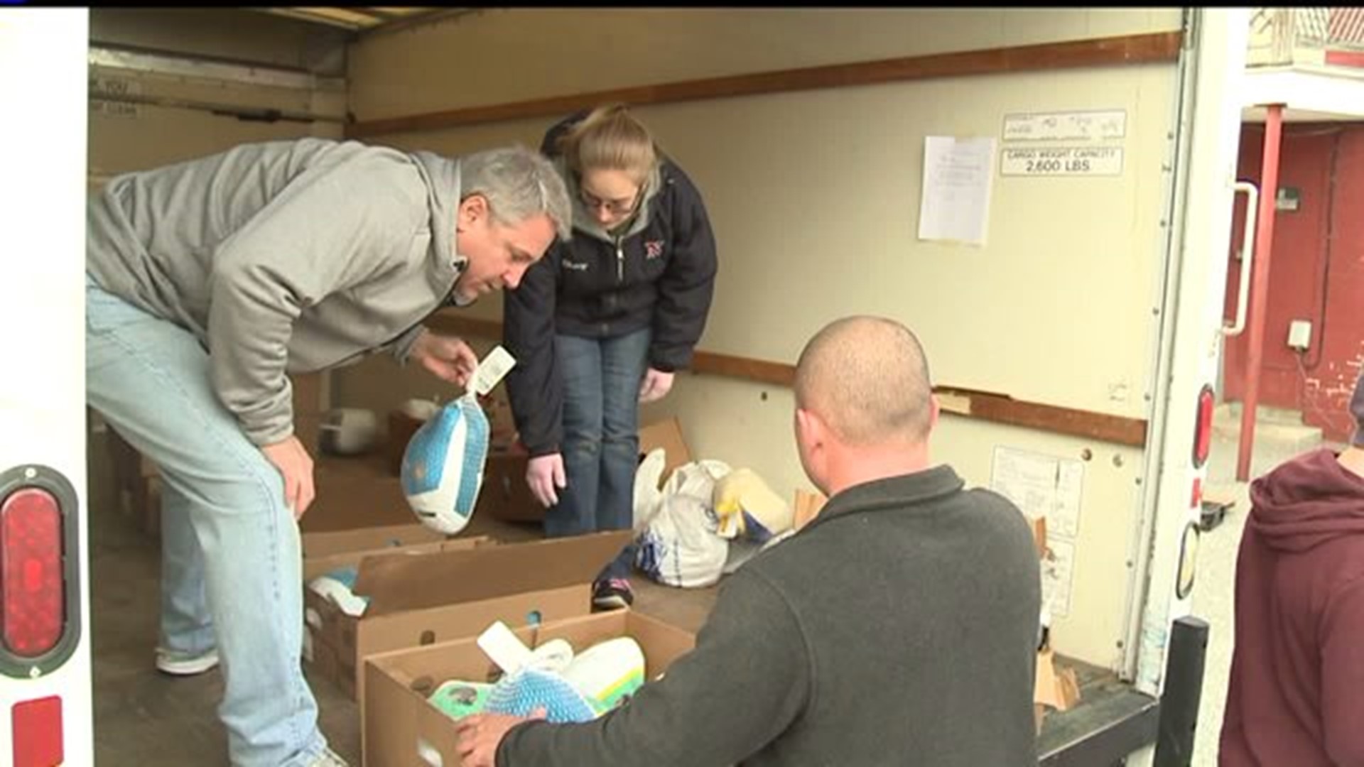 Food pantry gives hundreds of families Thanksgiving dinner