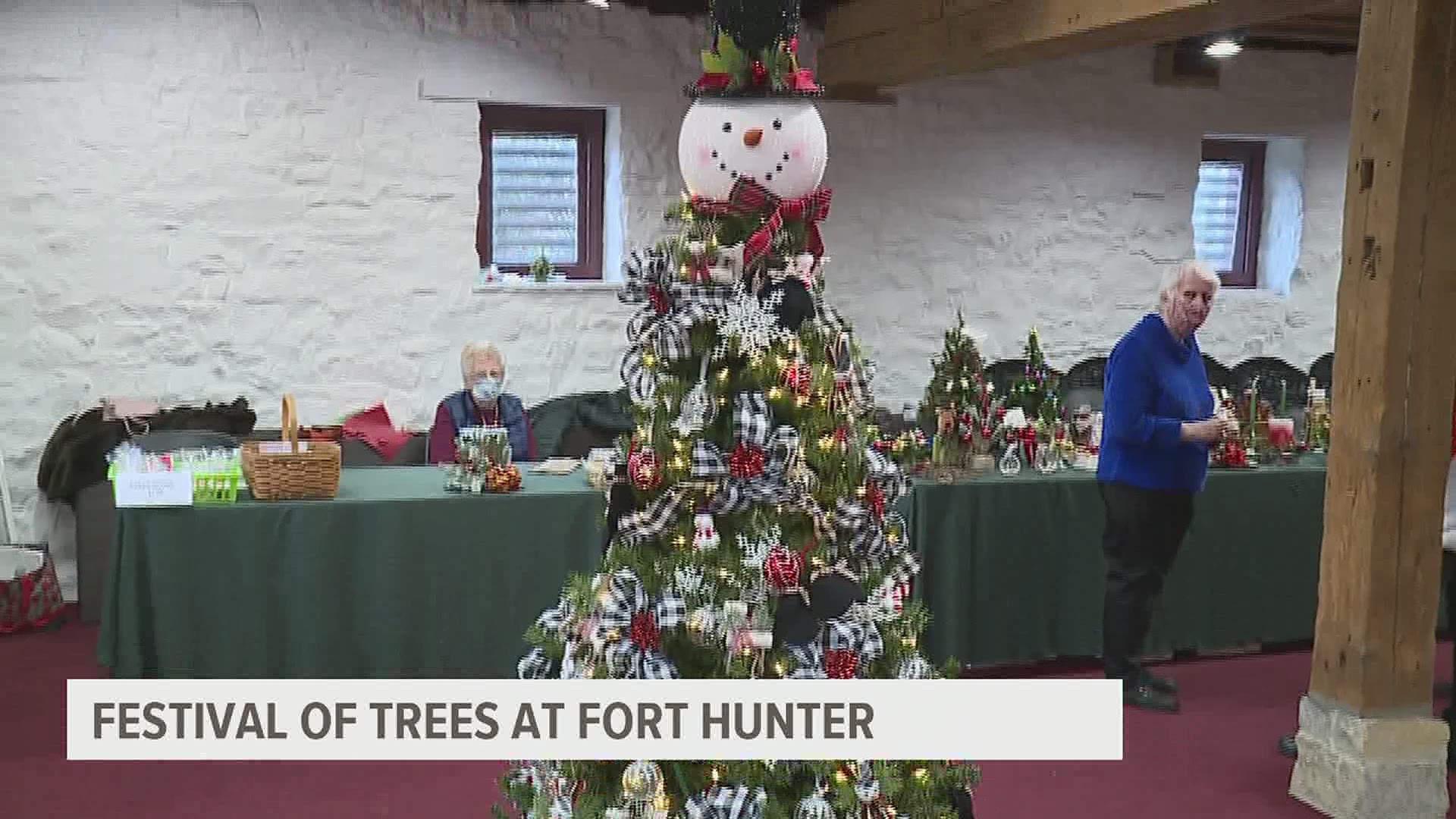 The festival features 6 trees decorated with ornaments made by local artists.