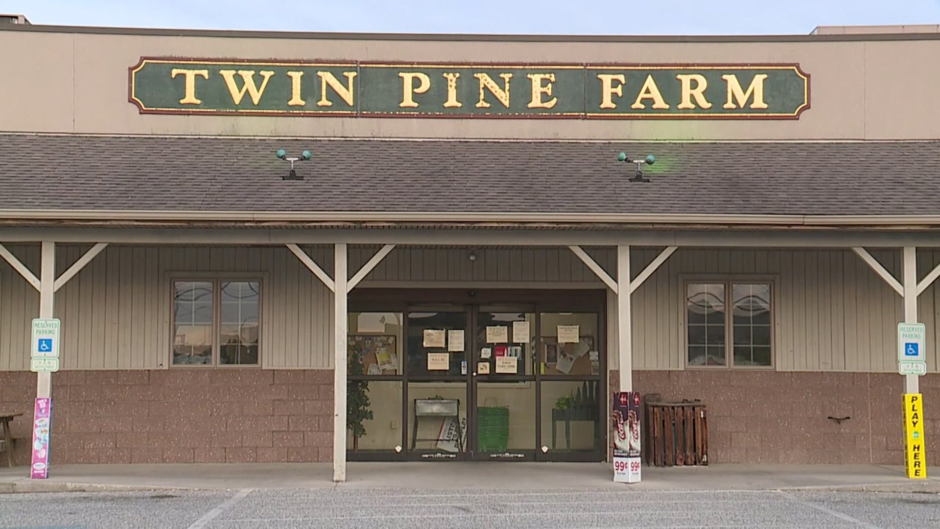Twin Pine Farms in Seven Valleys said in a viral Facebook post that it has decided to let its employees and customers choose whether wear a mask or not.
