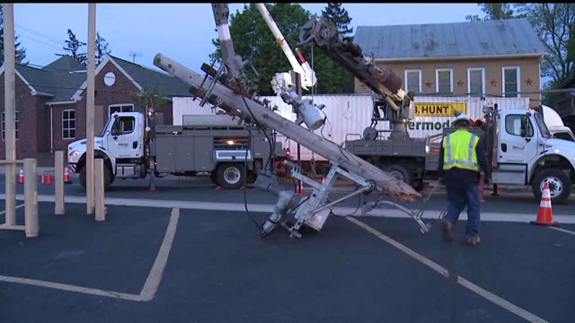 Tractor trailer crashes into house in Mt. Holly Springs, knocks out power