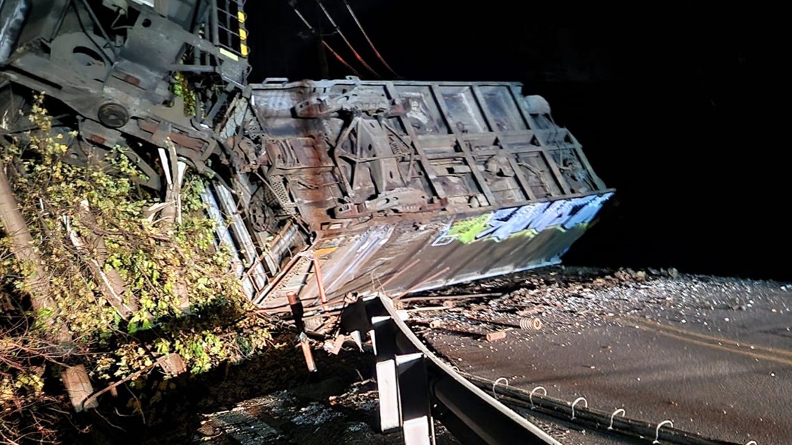 Train derails in Perry County