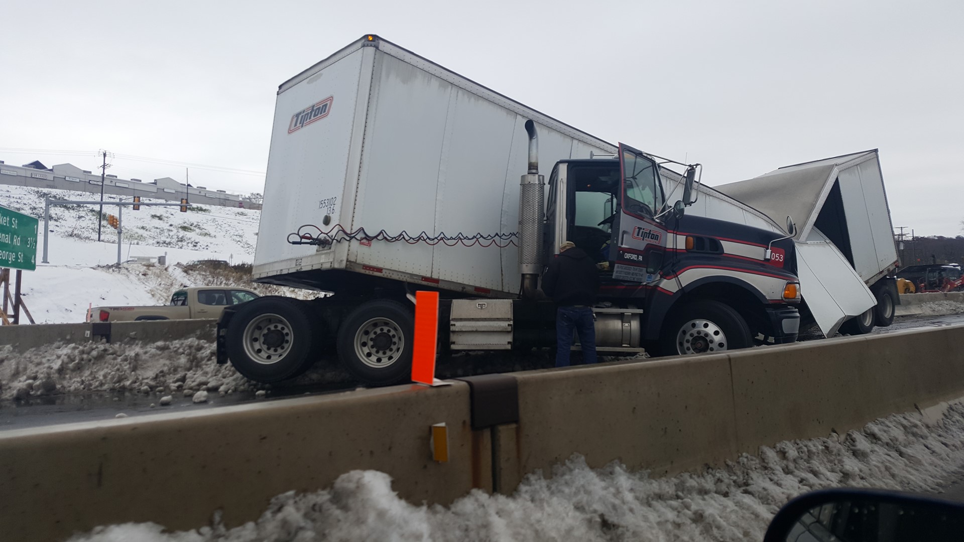 Jackknifed tractor trailer closes I83 North near Mt. Rose exit in York
