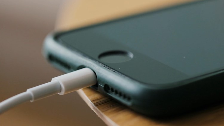 FBI warns people to stop using public USB chargers, but how common is juice jacking? | FOX43 Finds Out