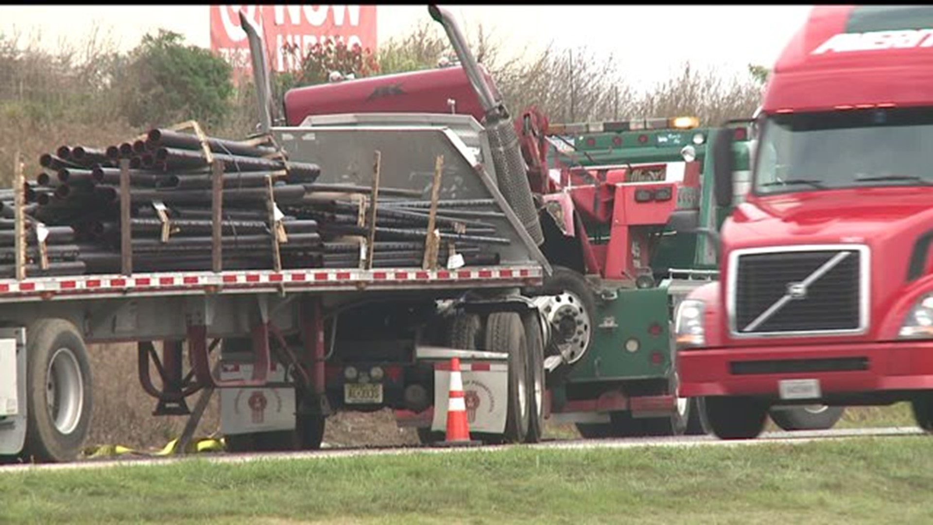 Crash shuts down portion of I-81 south | fox43.com