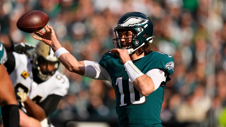 AP source: Eagles QB Hurts suffers sprained right shoulder - The