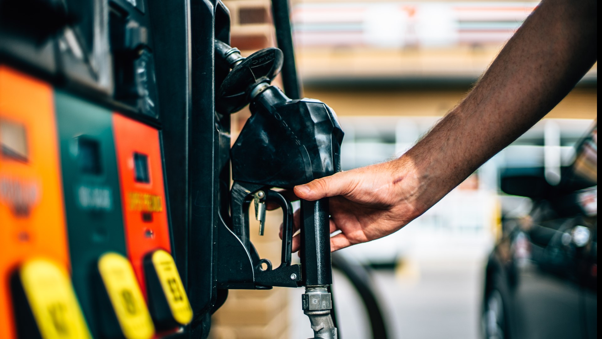 According to AAA, gas prices in Pennsylvania are continuing to decrease.