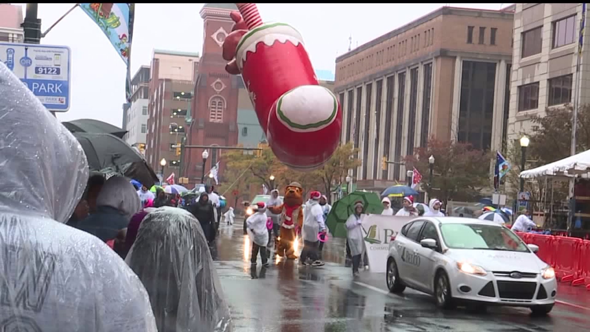 Rain didn`t dampen spirits at Annual Harrisburg Holiday Parade