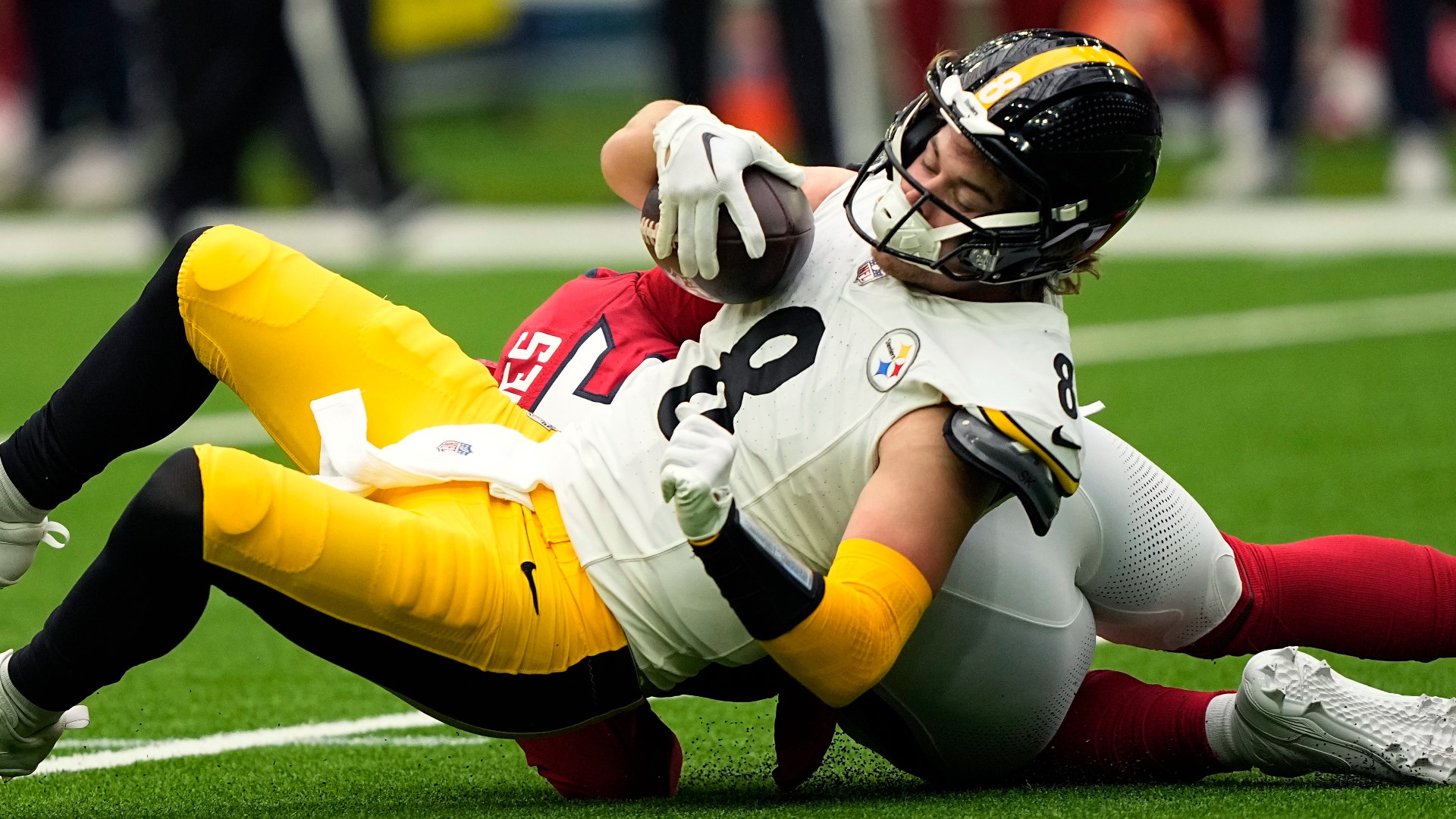 Steelers QB Kenny Pickett leaves loss against Texans after injuring