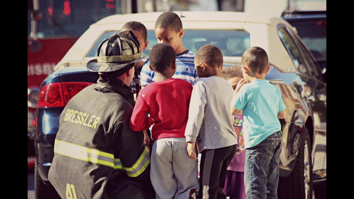 Heartwarming moments between police and firefighters with local kids ...