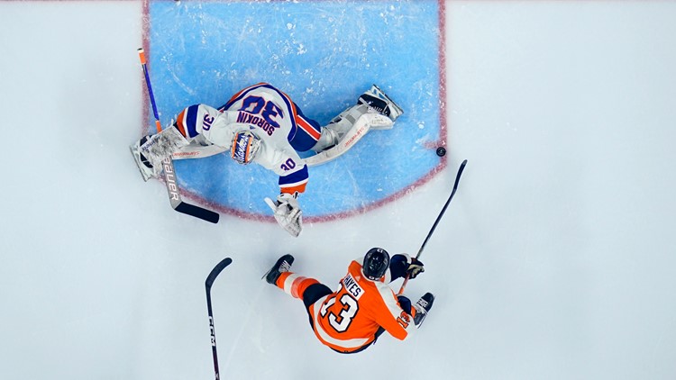 Hayes scores twice, Flyers top Isles 3-1 to end 10-game skid