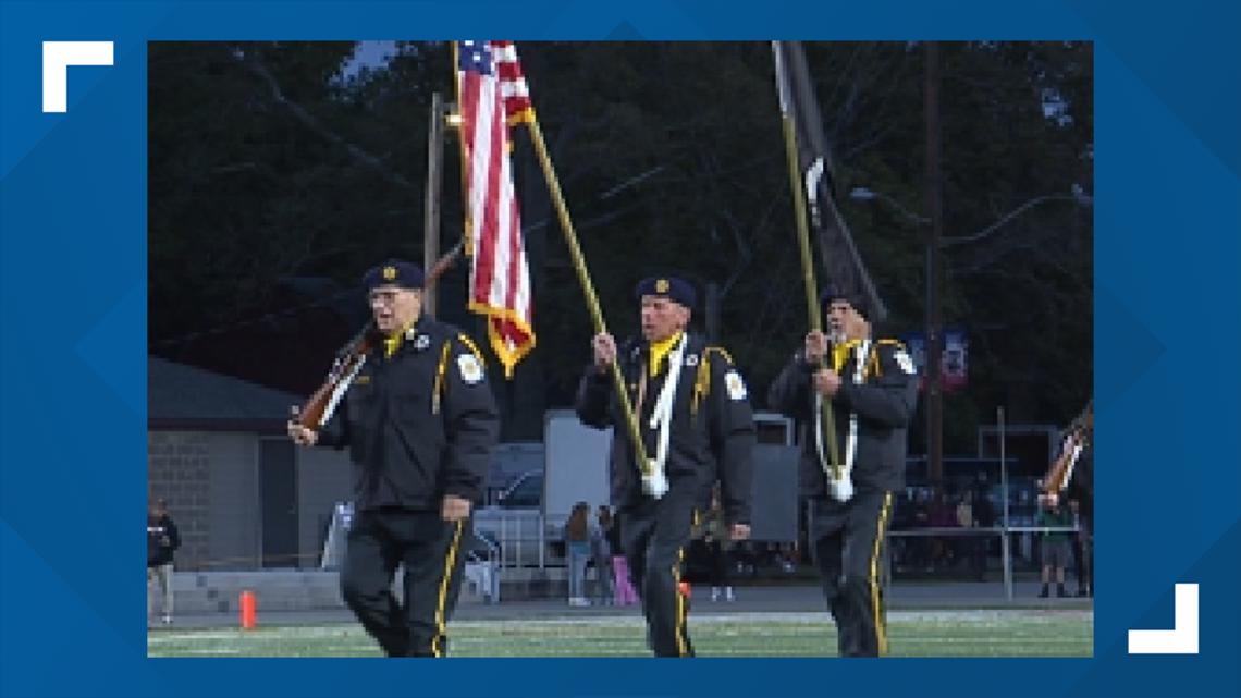 Veterans honored at Mechanicsburg's 'Salute to Service' game | fox43.com