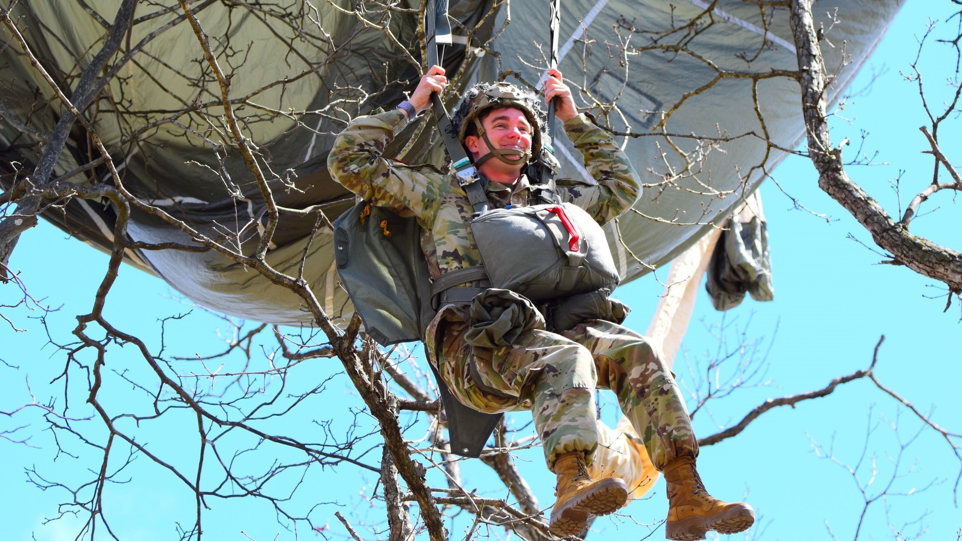 Helicopter rescues Army paratroopers stuck in trees during windy