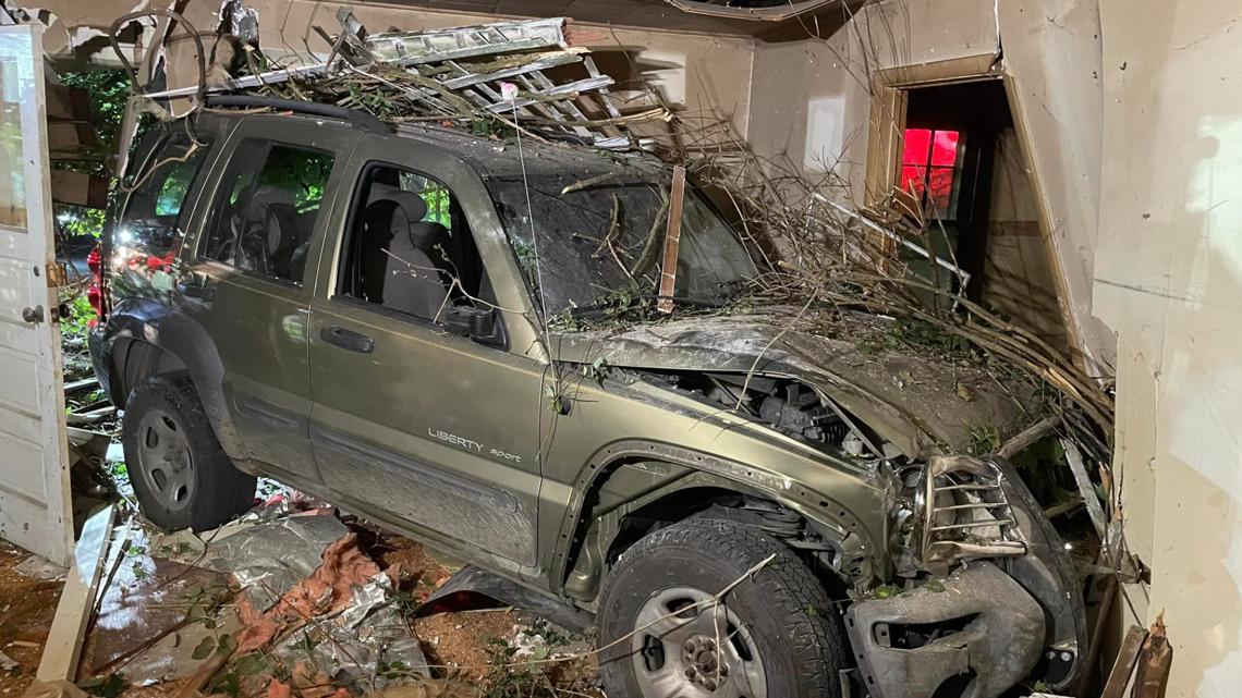 Empty Jeep crashes into Lancaster County building | fox43.com