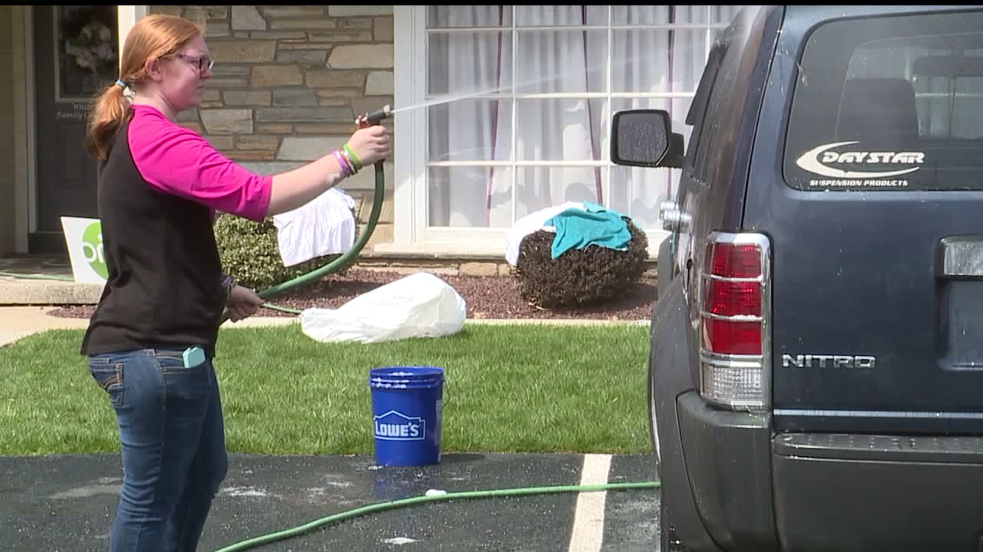 Middle school students hold car wash to raise money for families of fallen firefighters
