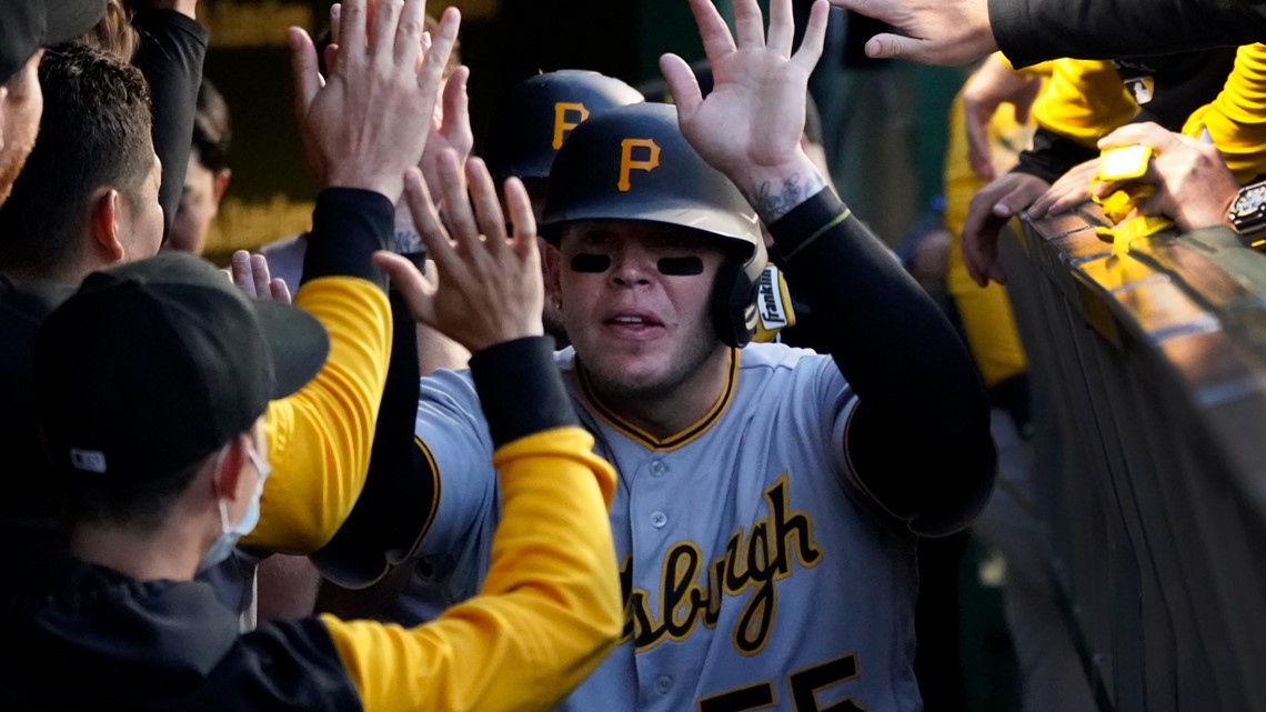 Martin's homer sparks Pirates over Brewers