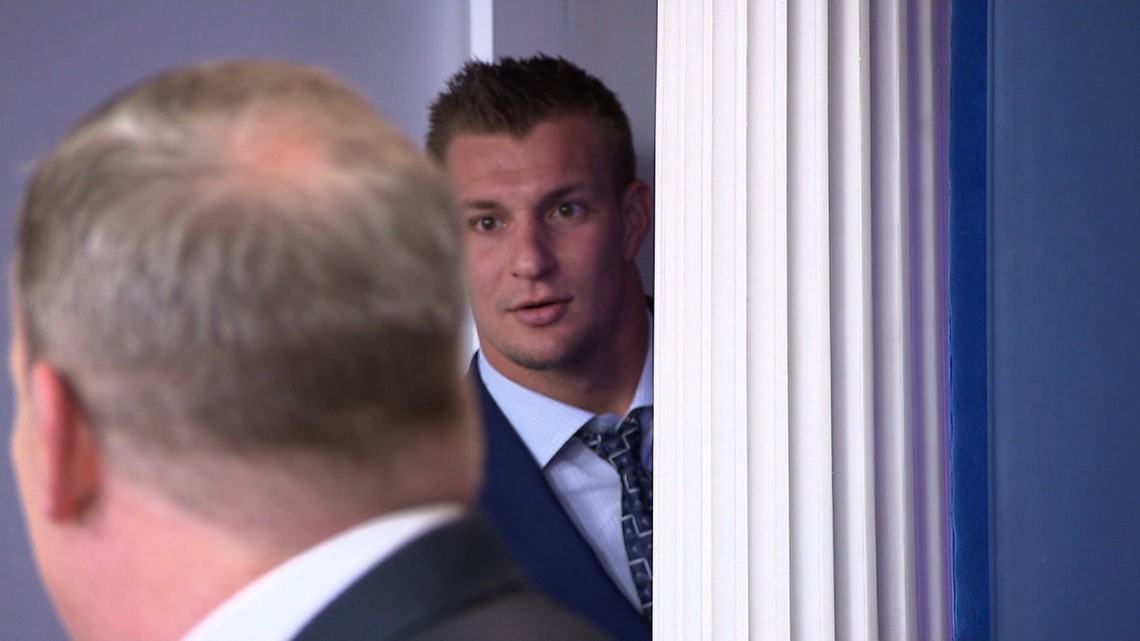 Rob Gronkowski crashes White House briefing to offer 'some help