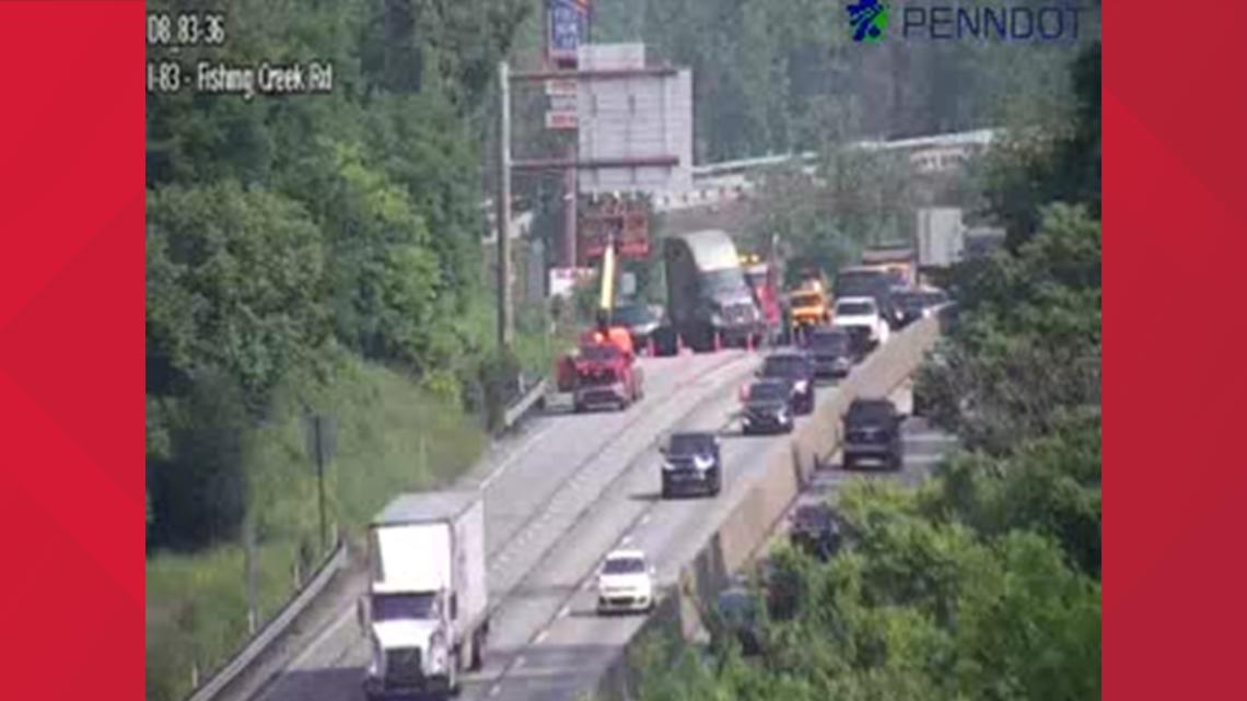 Stretch of I-83 open after tractor trailer crash | fox43.com