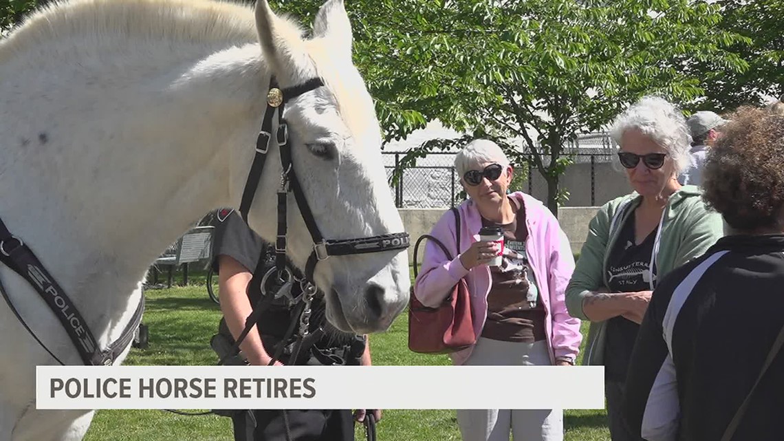 Mounted Patrol Officer hangs up his saddle after 18 years - Vimarsana News