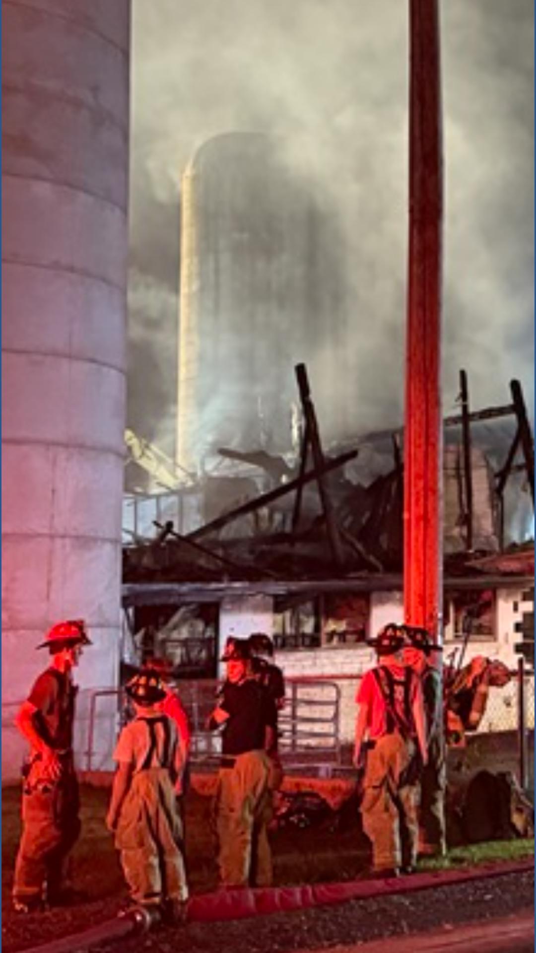 Firefighters battle large barn fire in Lancaster County | fox43.com