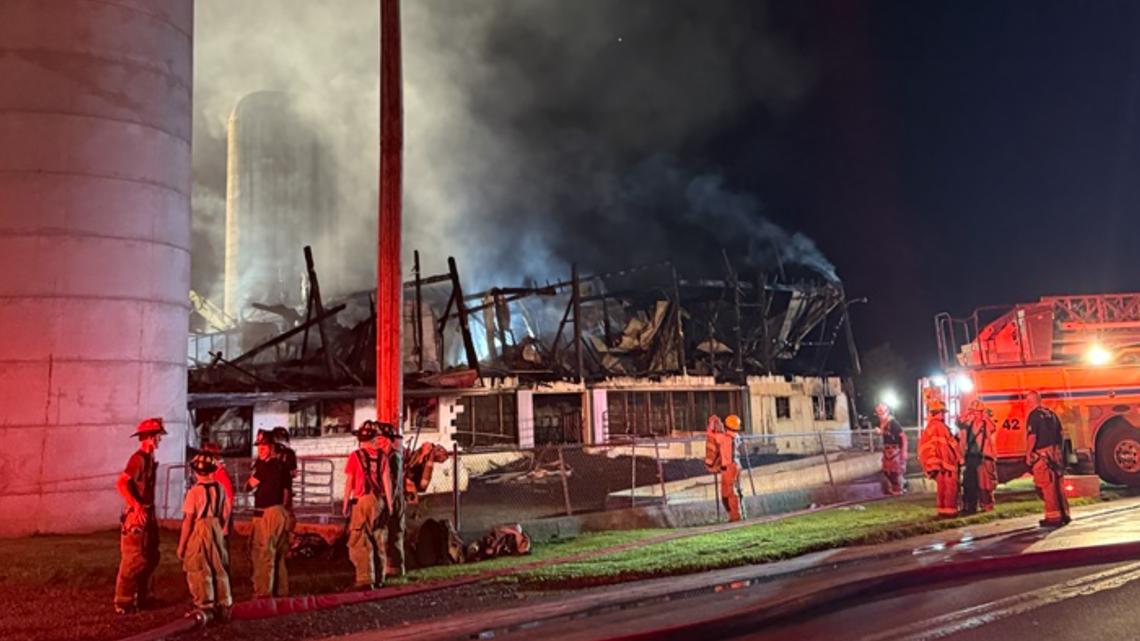Firefighters battle large barn fire in Lancaster County | fox43.com