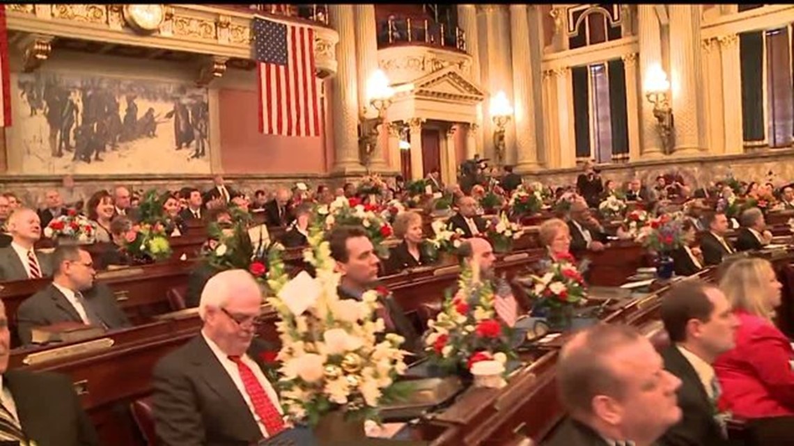 Members of Pa Legislature, old and new, take Oath of Office in
