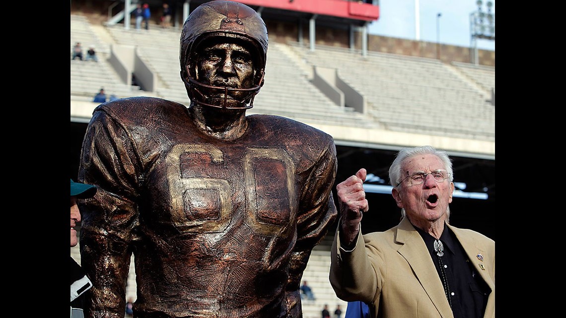 Chuck Bednarik dead, Philadelphia Eagles two-way player and Pro