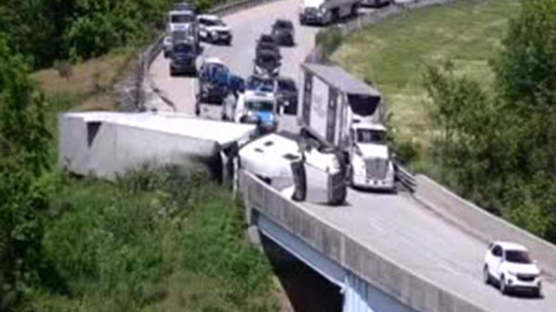 I-81 roadway in Dauphin County closed following truck crash | fox43.com