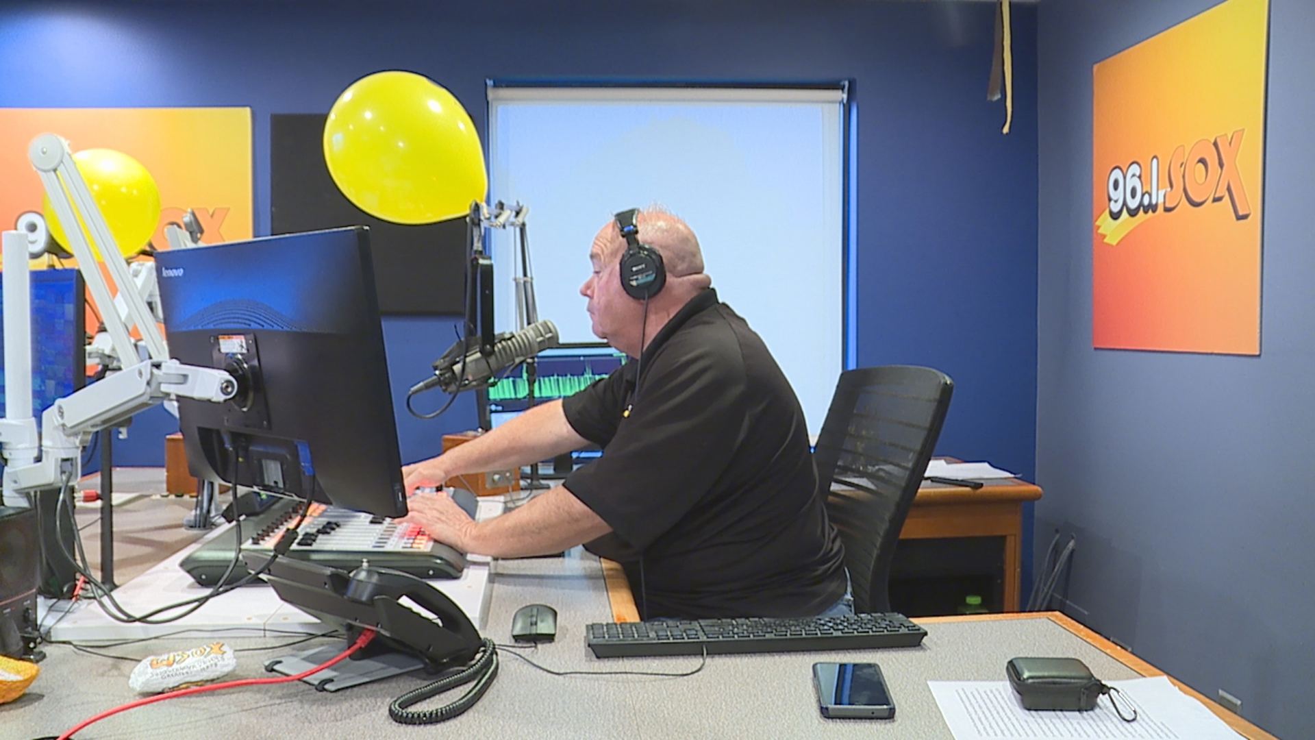 邦楽 HOT 029 BACKYARD RADIO STATION vol.1 Radio hosts Bobby D and Diane Grey celebrate National Radio Day at