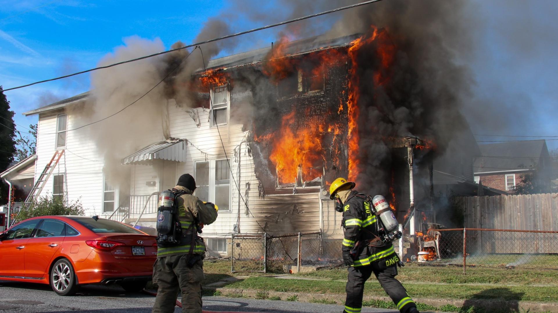 Apartment fire in Dauphin County displaces 7 people, 2 dogs | fox43.com