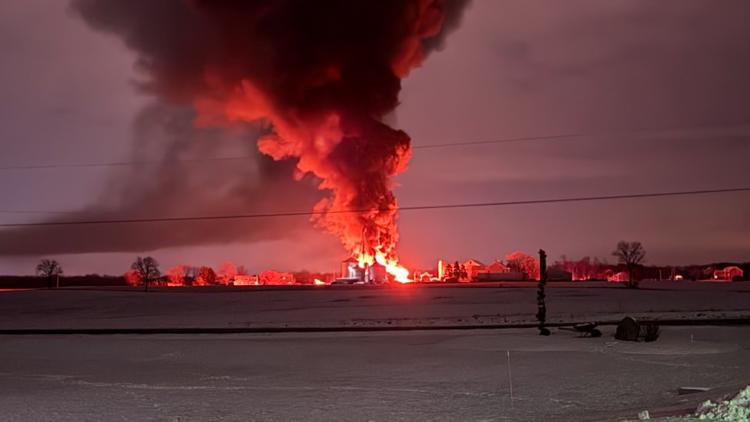 Emergency crews respond to large barn fire in Cumberland County | fox43.com