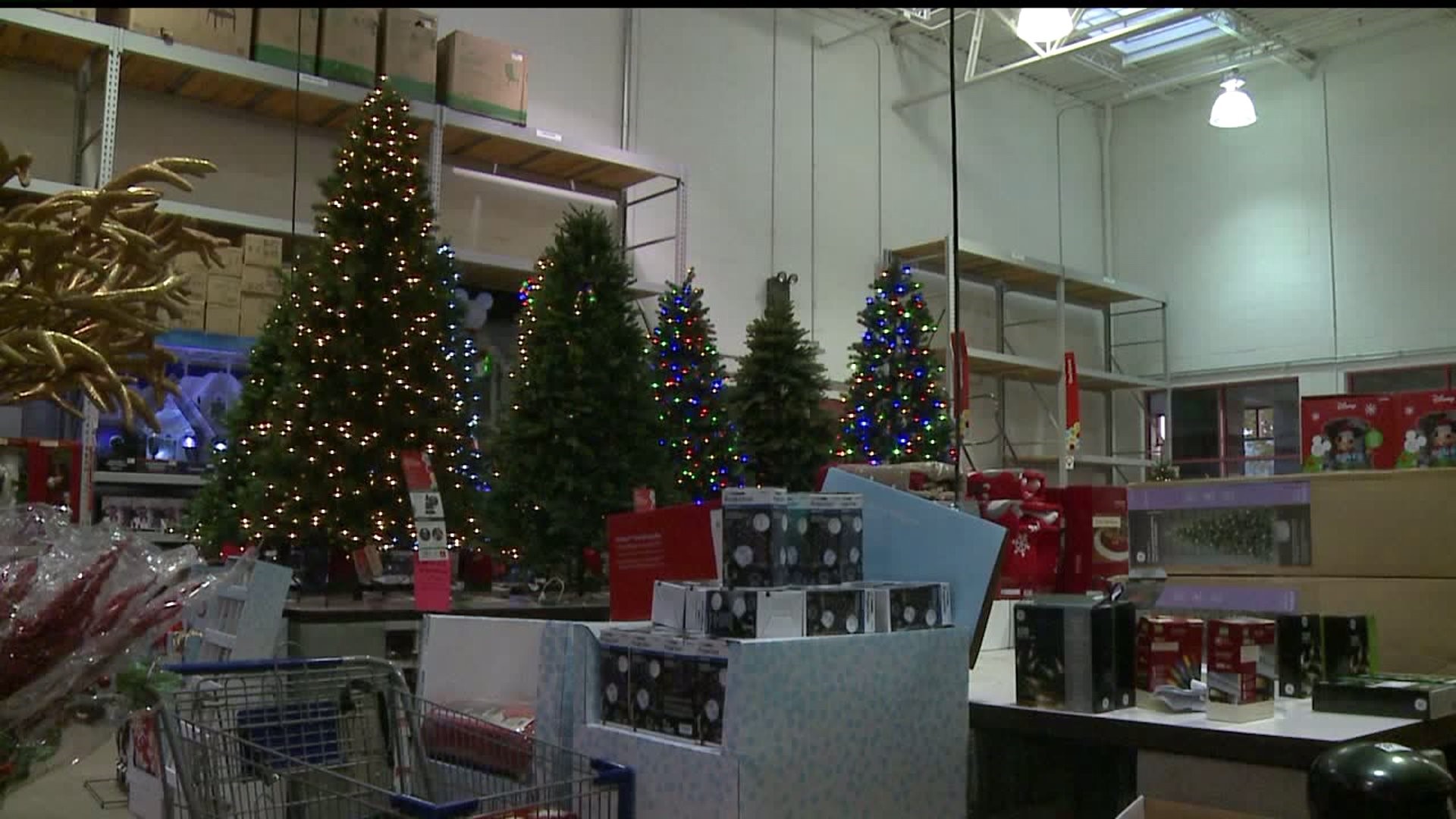 Fire officials warn about the dangers of Christmas lights and decor