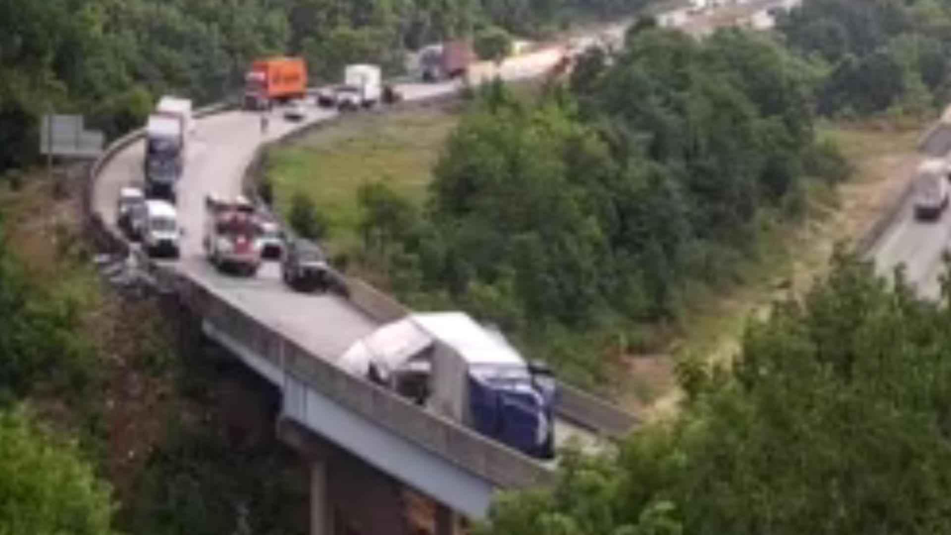 Tractor trailer overturns, closes ramp from I-81 SB to I-83 SB | fox43.com