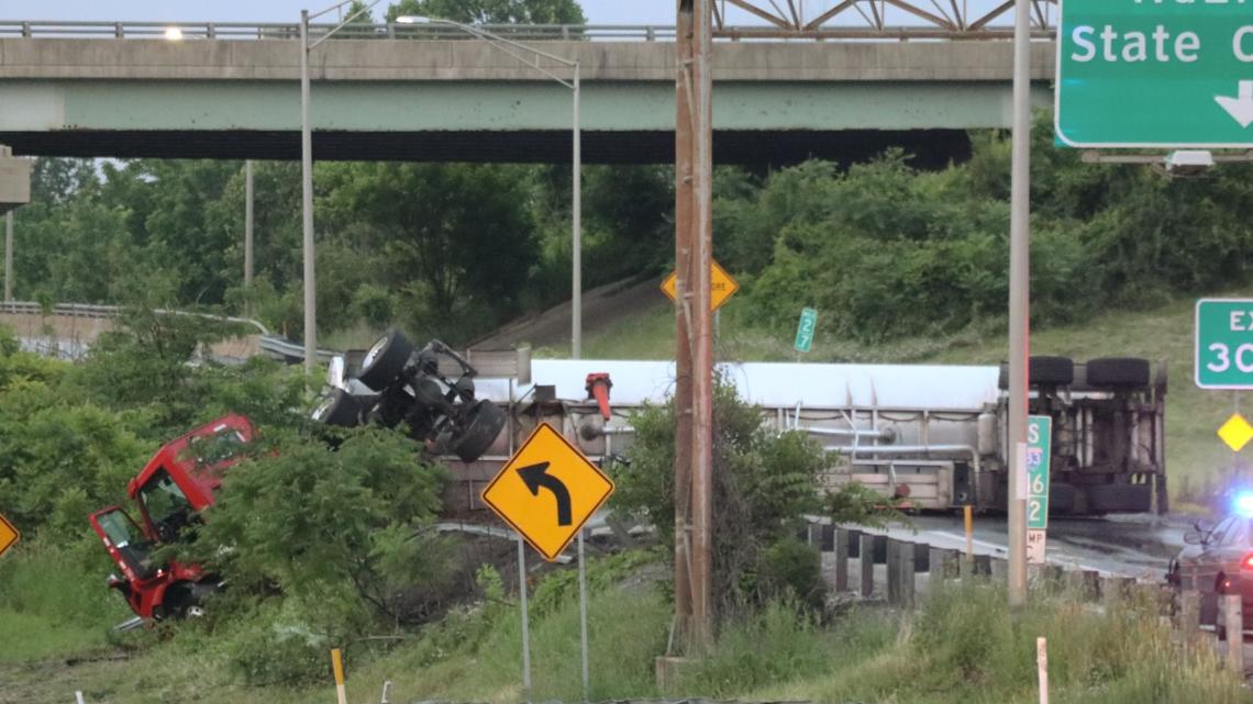 Fuel spill closes I-283 after tanker overturns | fox43.com