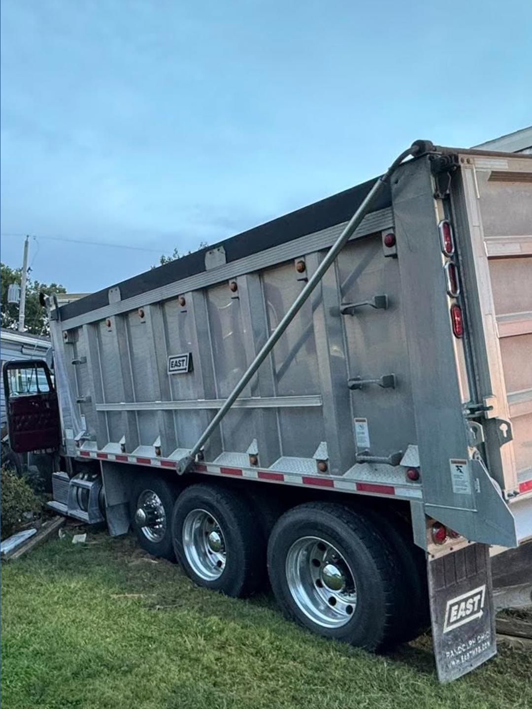 Dump truck crashes into Lebanon County mobile homes | fox43.com