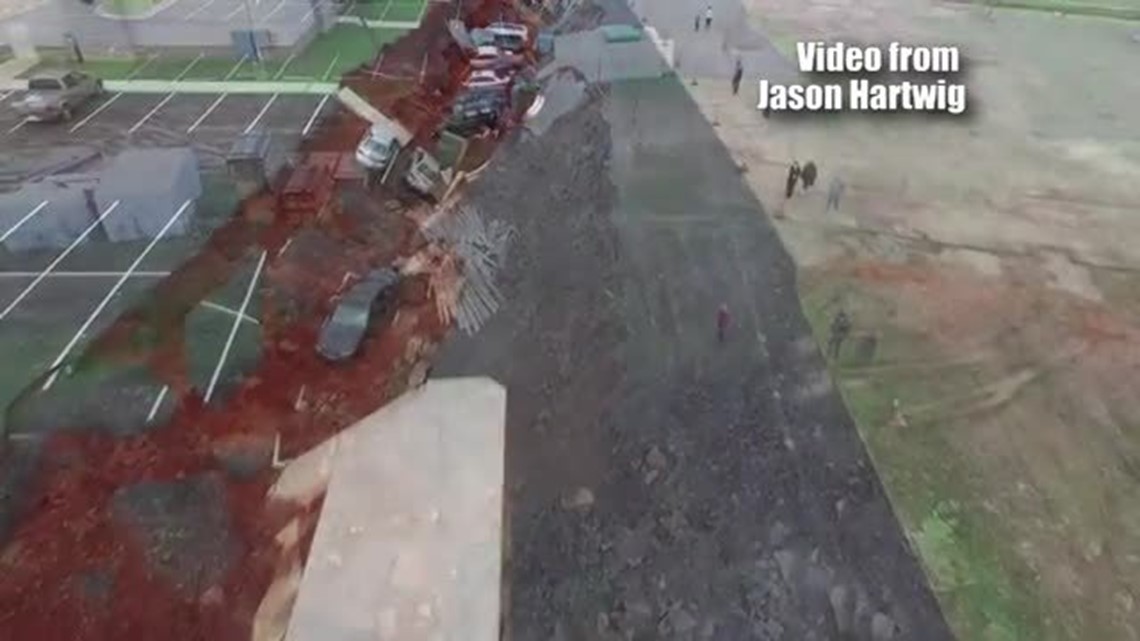 Video Large Sinkhole Swallows At Least A Dozen Cars Next To Mississippi Ihop Location 