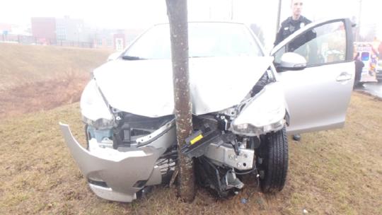 Driver hospitalized after car crashes into tree in Cumberland County ...