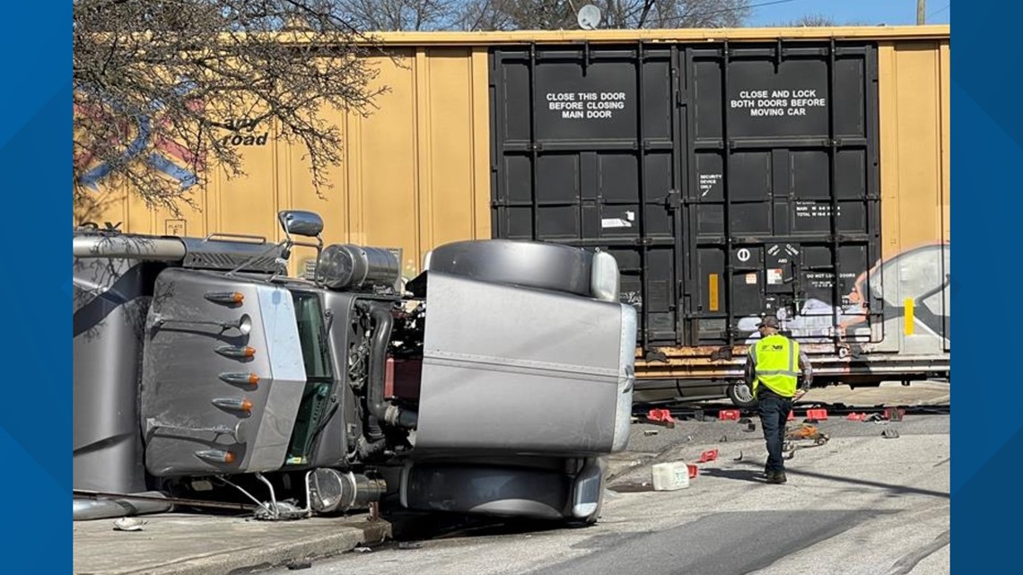 Tractor trailer, train crash reported in Carlisle | fox43.com