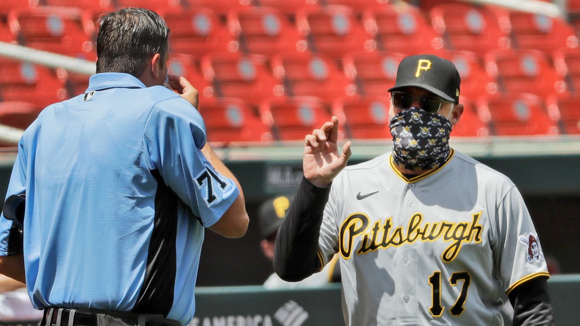 Pirates manager Shelton argues through mask, gets 1st ML win