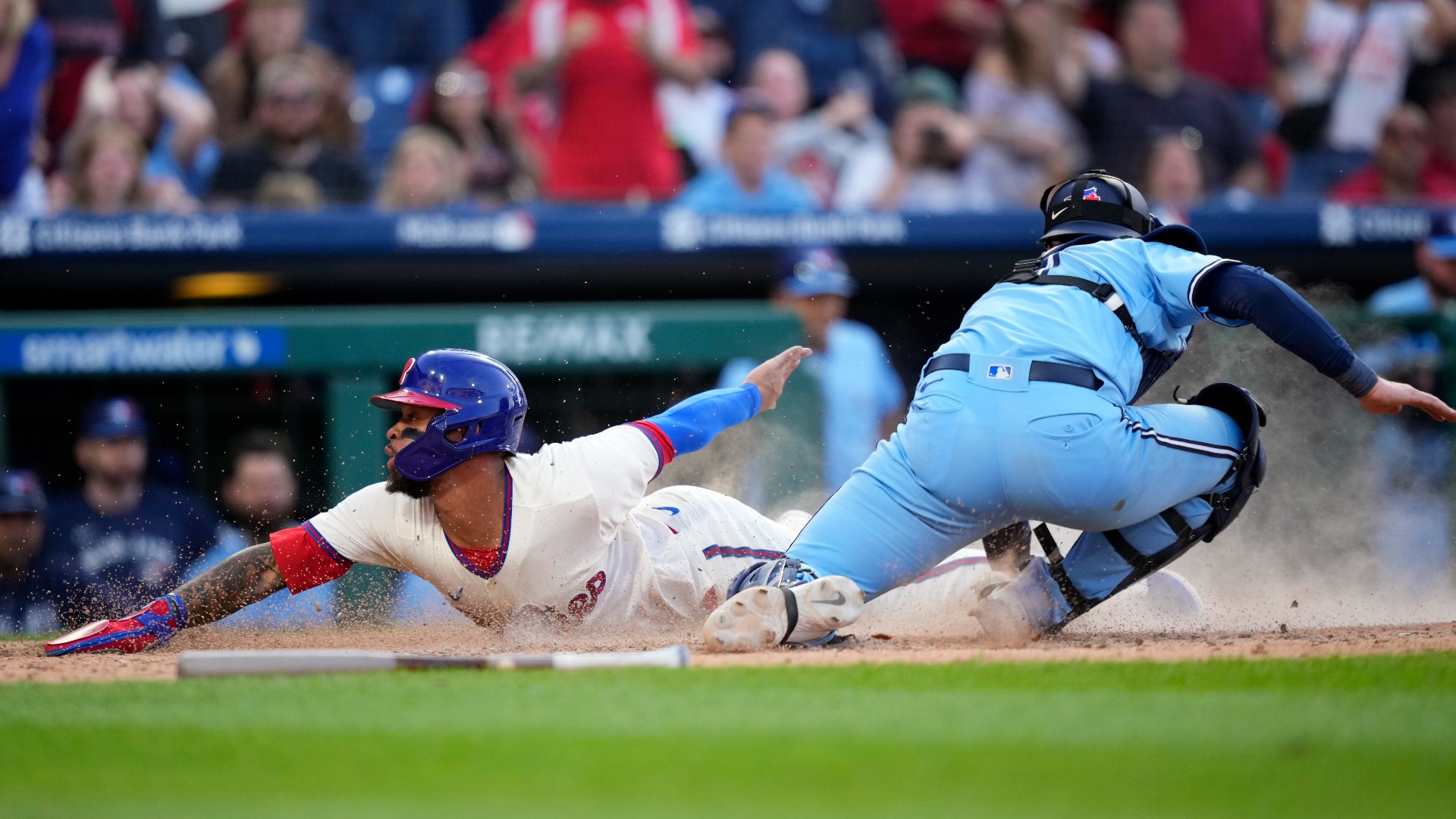 Phillies come back to defeat Blue Jays 21 on error in 10th inning