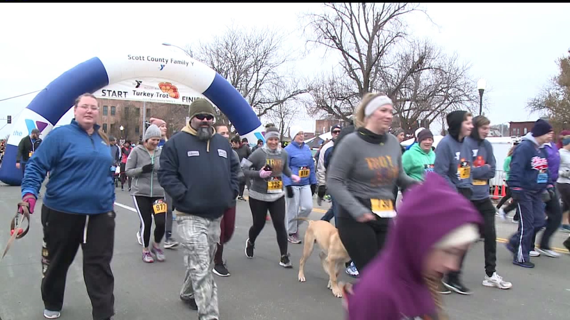 Thousands take part in annual Turkey Trot downtown Davenport