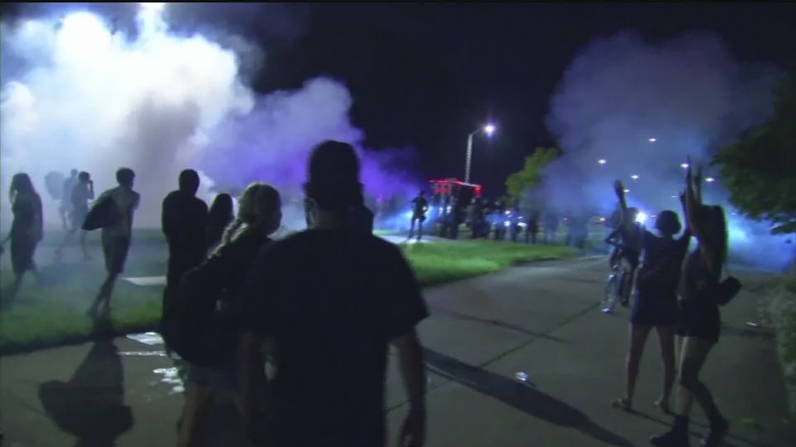 Protesters and police clash on I-80 near Iowa City | wqad.com