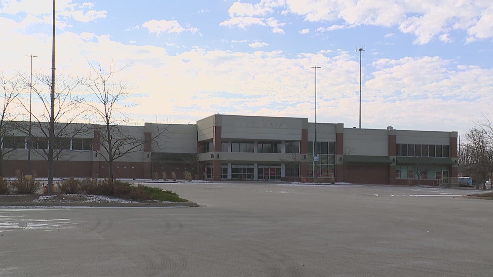 After sitting vacant for nearly three years, the former Hy-Vee at John Deere Road and 7th Street in Moline is getting a new tenant: ALDI.