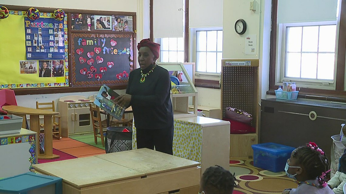 Quad Cities poet reads book to Rock Island students - Vimarsana News